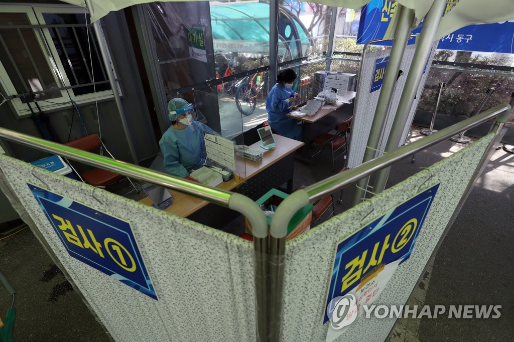 (광주=연합뉴스) 정회성 기자 = 4월 6일 오후 광주 동구보건소 선별진료소에서 코로나19 검사 절차 안내를 맡은 의료진이 기구를 정리하고 있다. 2022.4.6 hs@yna.co.kr
