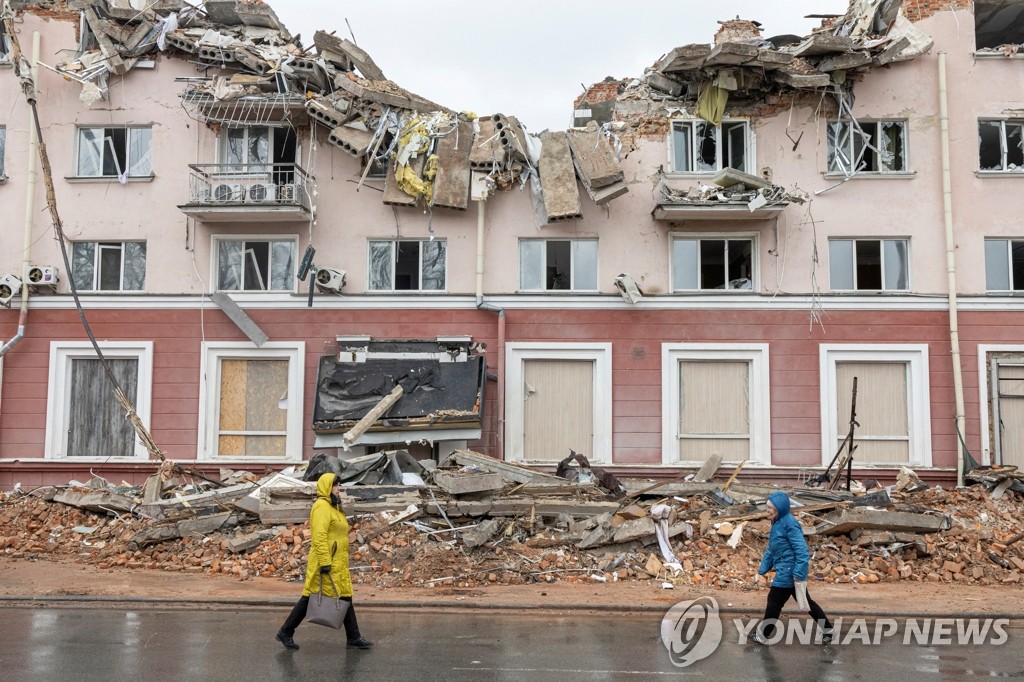 러군 폭격에 파괴된 체르니히우 '호텔 우크라이나'