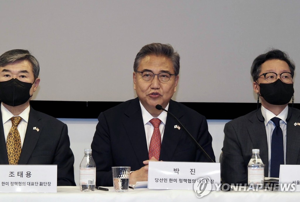Le chef de la délégation du président élu Yoon Suk-yeol pour des consultations politiques Corée du Sud-Etats-Unis, Park Jin (au c.) prend la parole durant une conférence de presse à Washington le vendredi 8 avril 2022. (Pool photo) 
