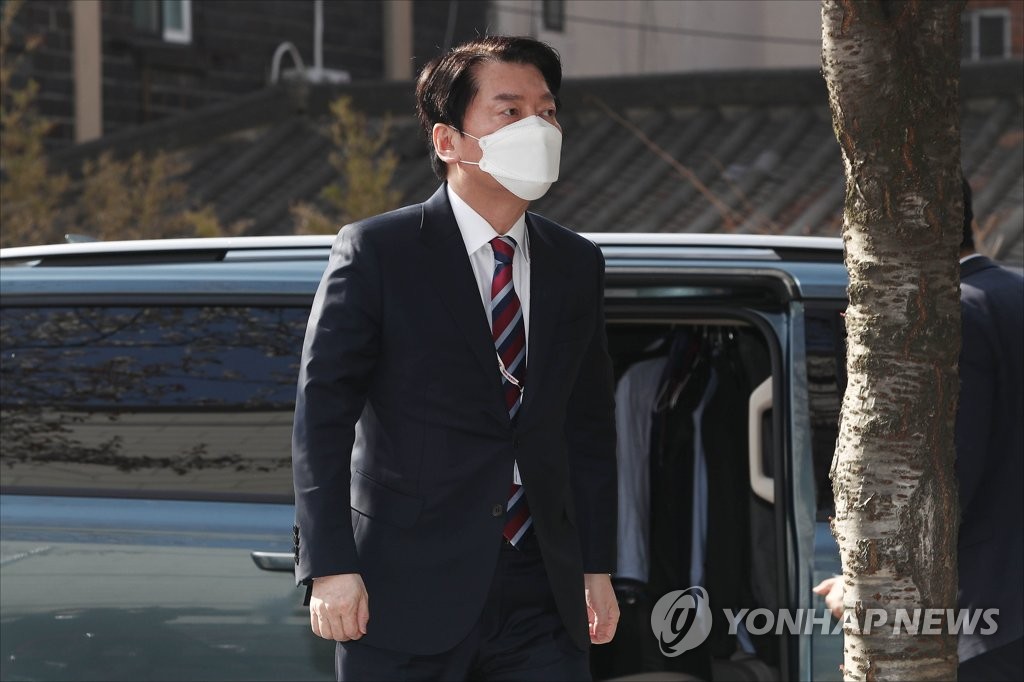 Ahn Cheol-soo, presidente del comité de transición del presidente electo Yoon Suk-yeol, llega a trabajar, el 8 de abril de 2022, a la oficina del comité en Seúl. (Foto del cuerpo de prensa. Prohibida su reventa y archivo)