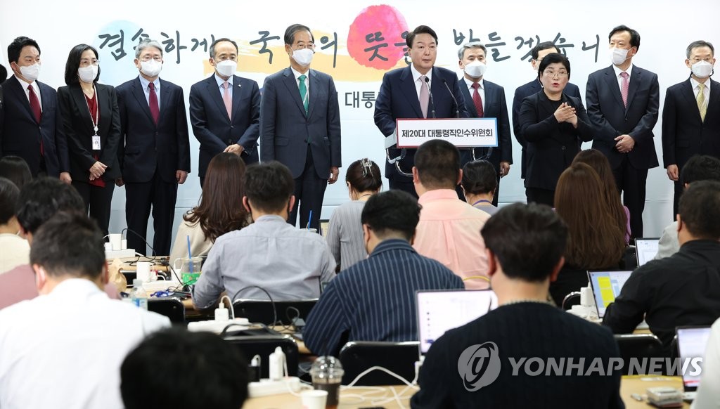 El presidente electo, Yoon Suk-yeol (detrás del podio), anuncia las nominaciones de ocho miembros del Gabinete, el 10 de abril de 2022, en la oficina del comité de transición presidencial, en Seúl.