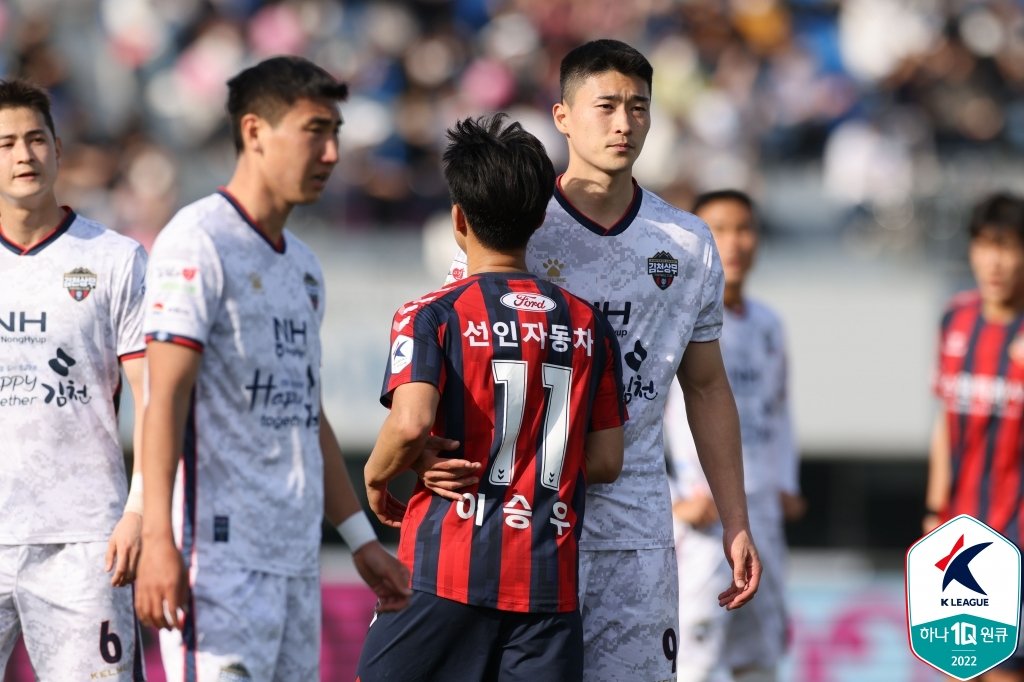 김천 조규성(오른쪽)과 수원FC 이승우(11번)