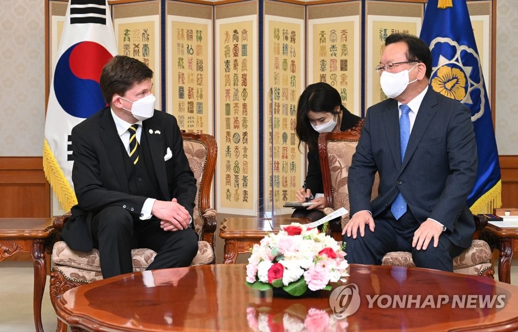 Le Premier ministre Kim Boo-kyum (à droite) tient une réunion avec Andreas Norlen, président du parlement suédois, au complexe gouvernemental de Séoul le 11 avril 2022. (Photo fournie par le bureau du Premier ministre. Revente et archivage interdits)