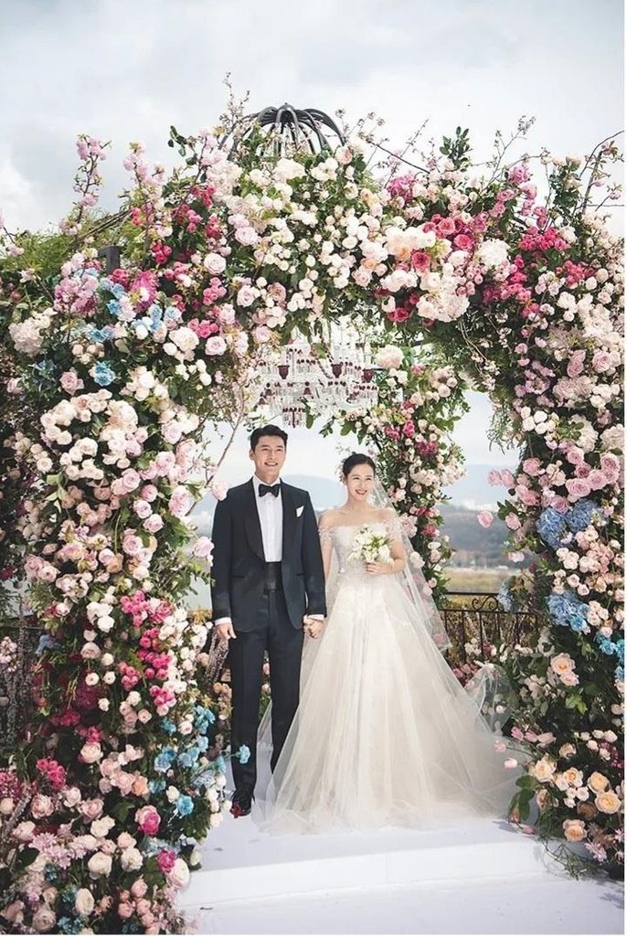 La foto, proporcionada, el 11 de abril de 2022, por VAST Entertainment, muestra a los actores surcoreanos Hyun Bin (izda.) y Son Ye-jin posando durante su boda, el 31 de marzo, en Seúl. (Prohibida su reventa y archivo)