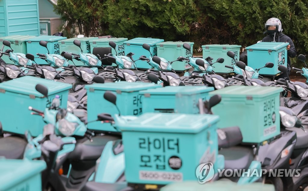 Delivery bikes used by riders of Woowa Brother's food delivery app, Baedal Minjok, are seen parked in Seoul on April, 12, 2022, in this file photo (Yonhap)