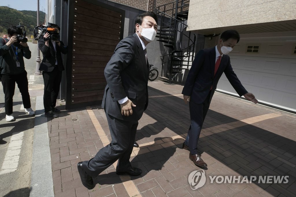 El presidente electo, Yoon Suk-yeol (centro), llega a la residencia de la expresidenta Park Geun-hye, el 12 de abril de 2022, en la ciudad suroriental de Daegu. (Foto del cuerpo de prensa. Prohibida su reventa y archivo)