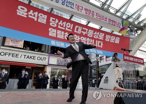 어퍼컷 세리머니로 인사하는 윤석열 당선인