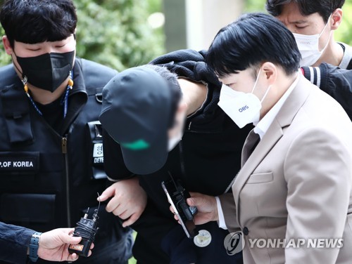 "잠 깨웠다" 교사 흉기로 찌른 고교생 최대 징역 5년