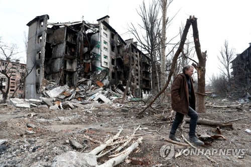 러군 공격에 처참히 파괴된 마리우폴 아파트