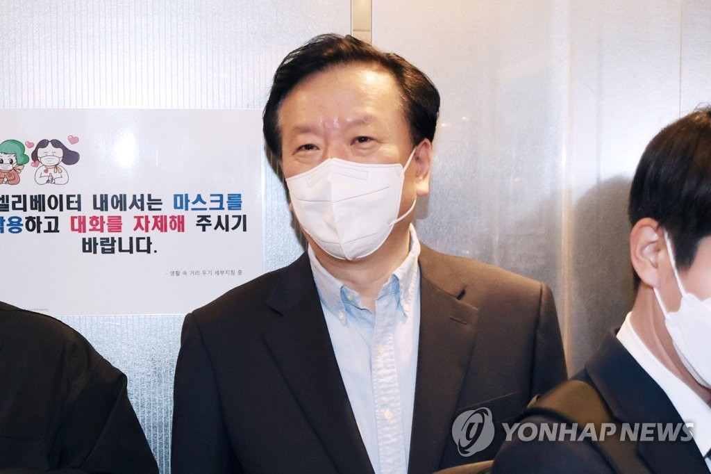 Health Minister nominee Chung Ho-young arrives at an office set up for the nominee in Seoul on April 18, 2022. (Yonhap)