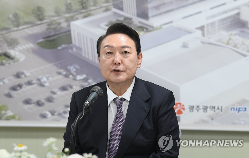 President-elect Yoon Suk-yeol speaks at a meeting held inside a national artificial intelligence complex in Gwangju, 330 kilometers south of Seoul, on April 20, 2022. (Pool photo) (Yonhap)