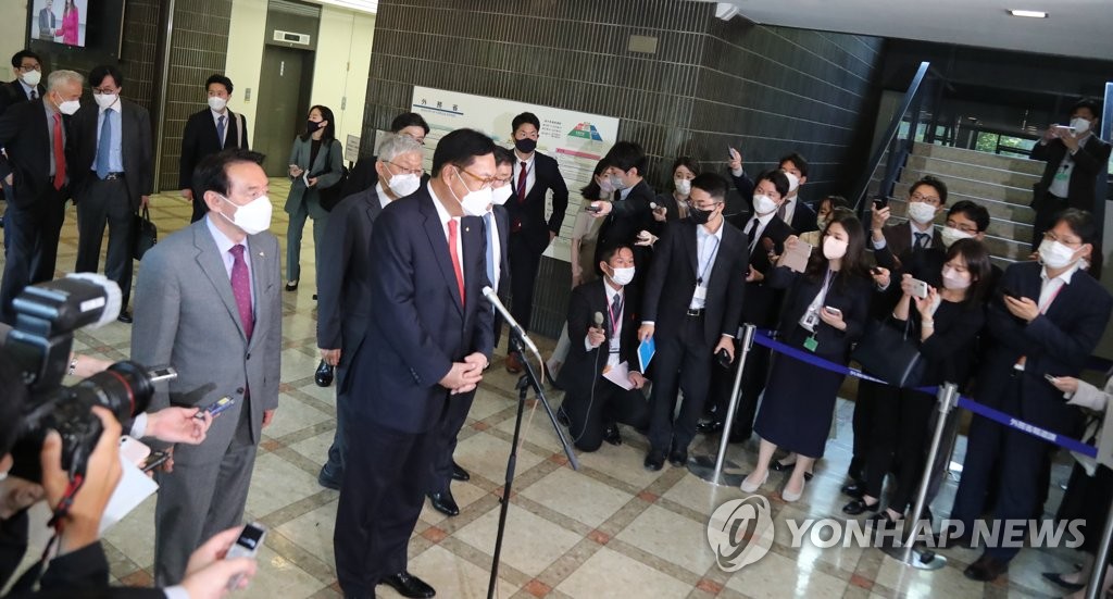 일본 외무상 면담 후 취재진 마주한 정진석