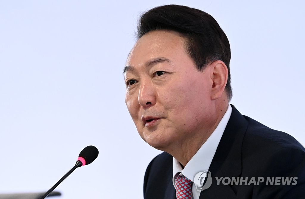 President-elect Yoon Suk-yeol gives remarks during a visit to the headquarters of SK Bioscience Co., a homegrown vaccine producer, in Seongnam, south of Seoul, on April 25, 2022. (Pool photo) (Yonhap)