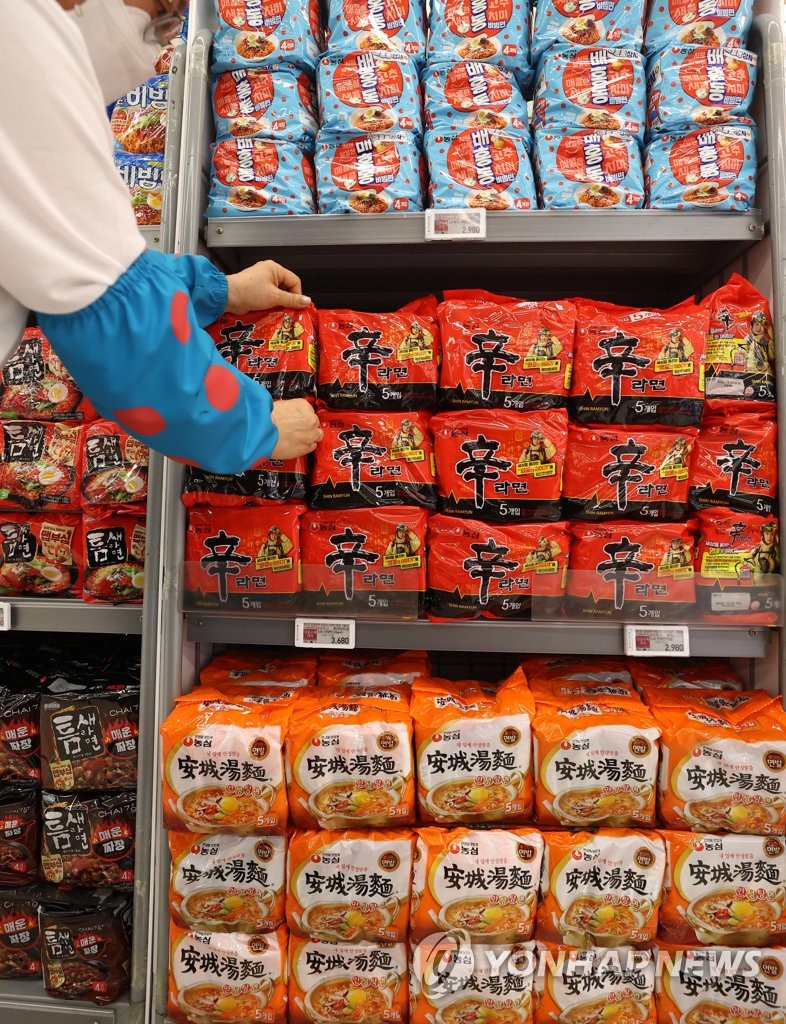 An employee displays instant noodles at a supermarket in Seoul on April 25, 2022. South Korea exported US$71.58 million worth of instant noodles, or "ramyeon" in Korean, in March, up 20 percent from $59.62 million a year earlier, according to the data from the Korea Customs Service. (Yonhap)