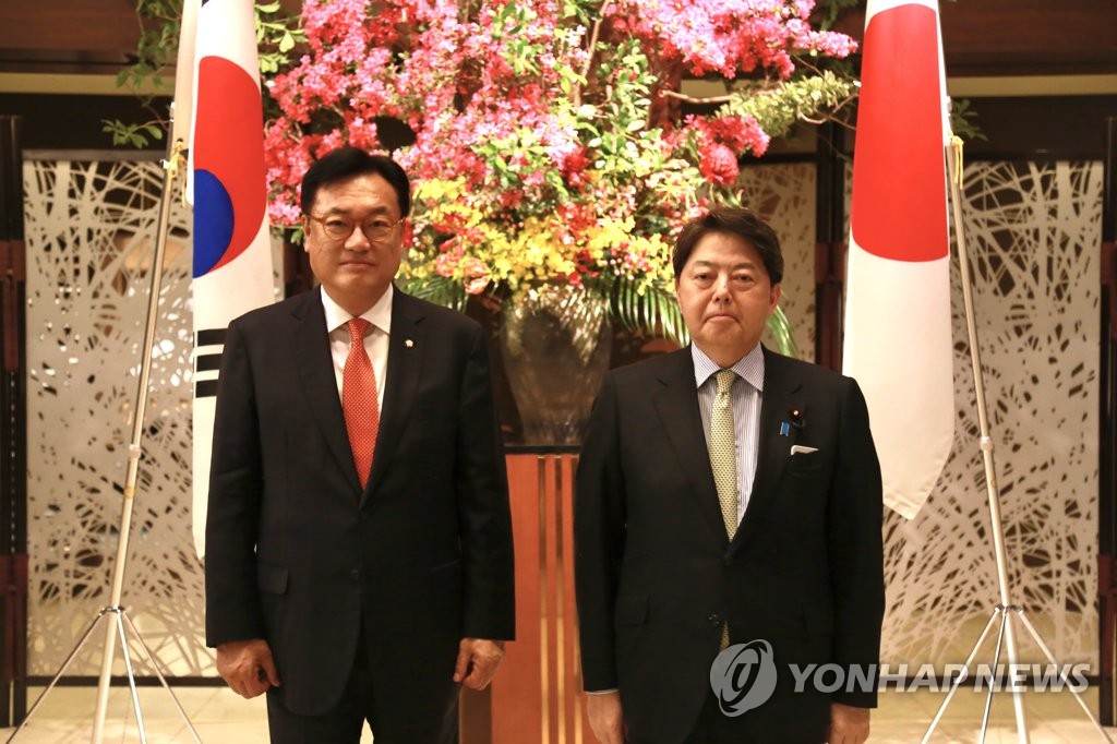 일본 외무상 주최 만찬에서 기념 촬영 하는 정진석 국회부의장과 하야시 외무상