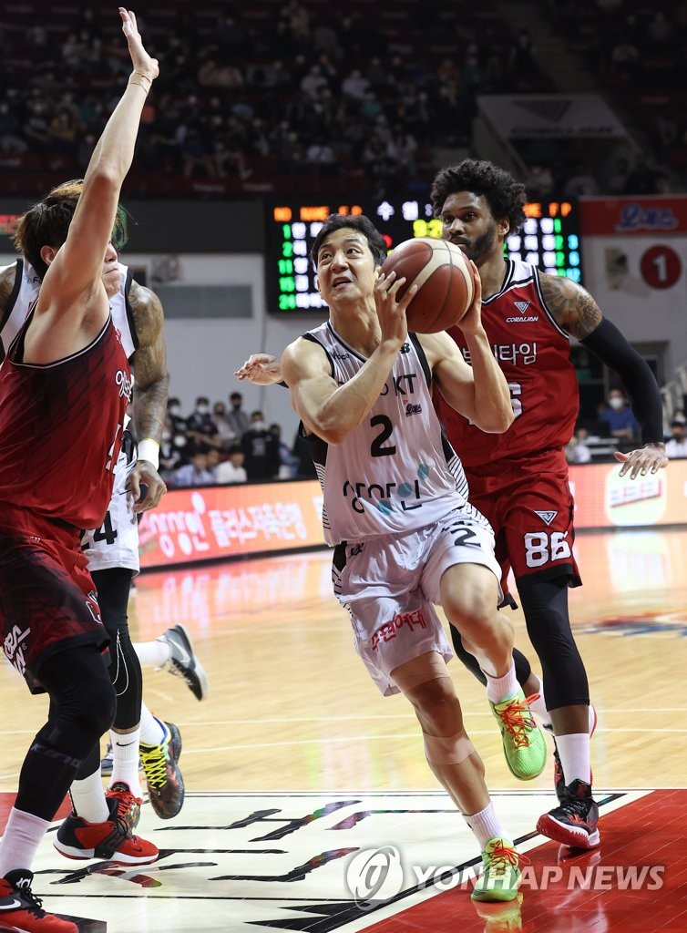 Basketball: Anyang KGC Vs. Suwon KT Sonicboom | Yonhap News Agency