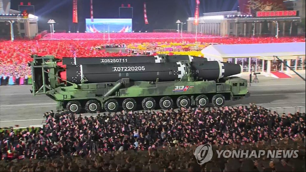 북한 항일유격대 창설 90주년 열병식에 등장한 '화성-15형'