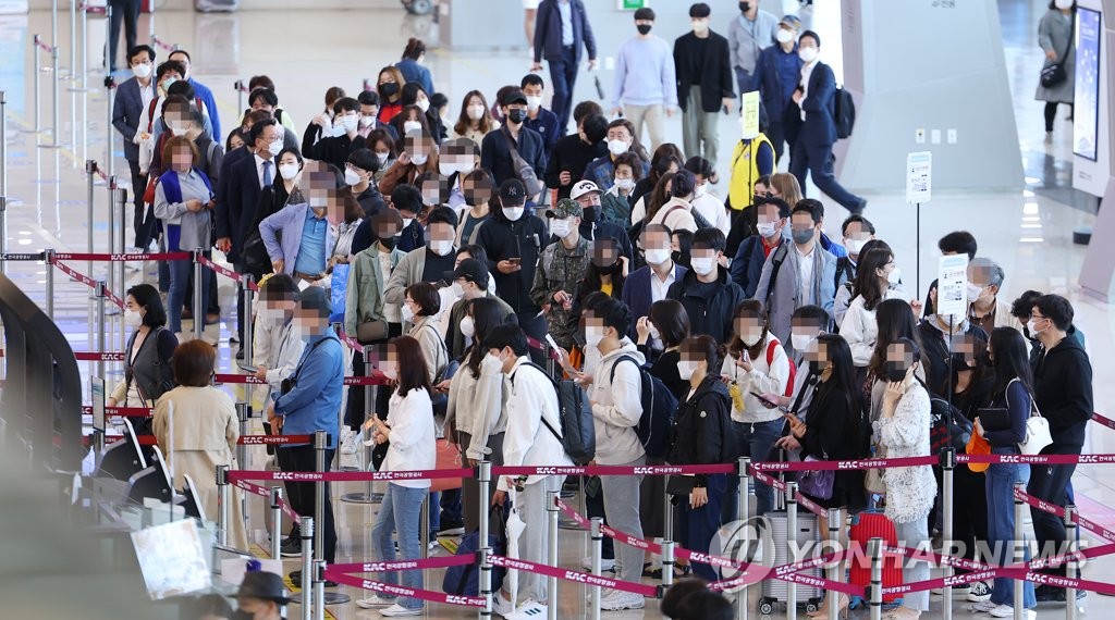 탑승객들로 붐비는 김포공항