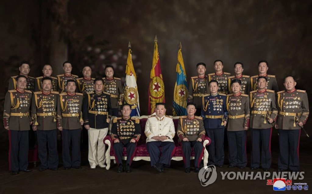 북한 김정은, 열병식 지휘한 군 수뇌부들 격려