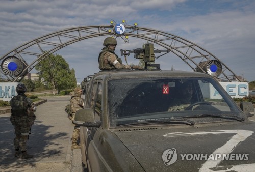 우크라 자포리자 원전 경비하는 러시아군