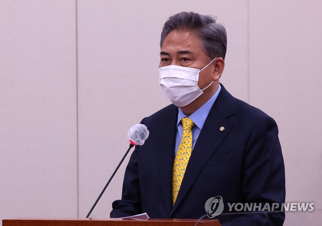 Le candidat au poste de ministre des Affaires étrangères, Park Jin, prend la parole au début de son audition de confirmation à l'Assemblée nationale à Séoul, le lundi 2 mai 2022. (Pool photo)