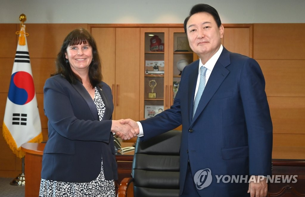 President-elect Yoon Suk-yeol (R) shakes hands with Australian Ambassador to Seoul Catherine Raper at his office in Seoul on May 3, 2022. (Pool photo) (Yonhap)