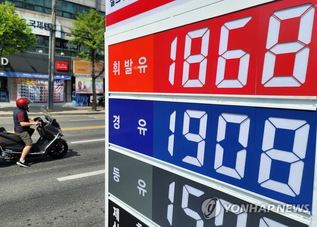 ６日、江原道春川市内の給油所のガソリン価格（上）と軽油価格＝（聯合ニュース）