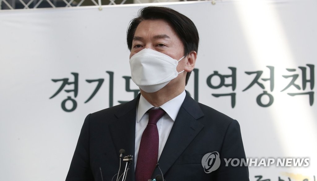Transition team chief Ahn Cheol-soo speaks to reporters following an event in Suwon, Gyeonggi Province, on May 6, 2022. (Pool photo) (Yonhap)