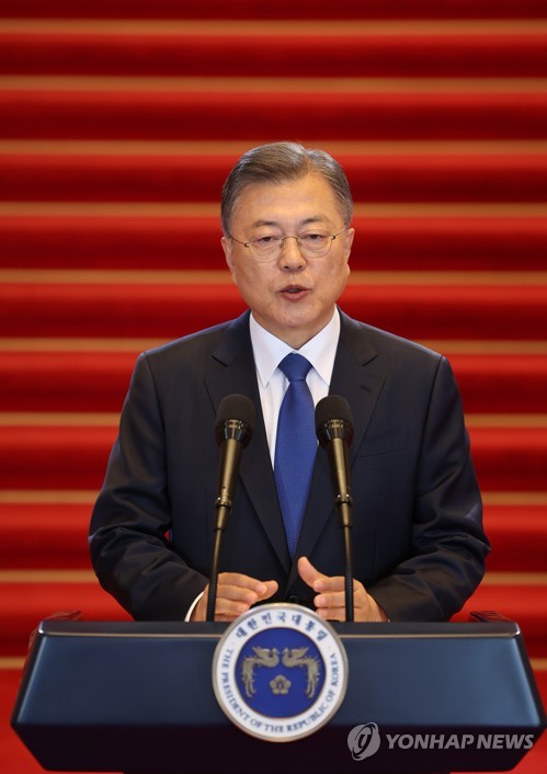 (LEAD) Moon appeals for resumption of inter-Korean dialogue in farewell speech