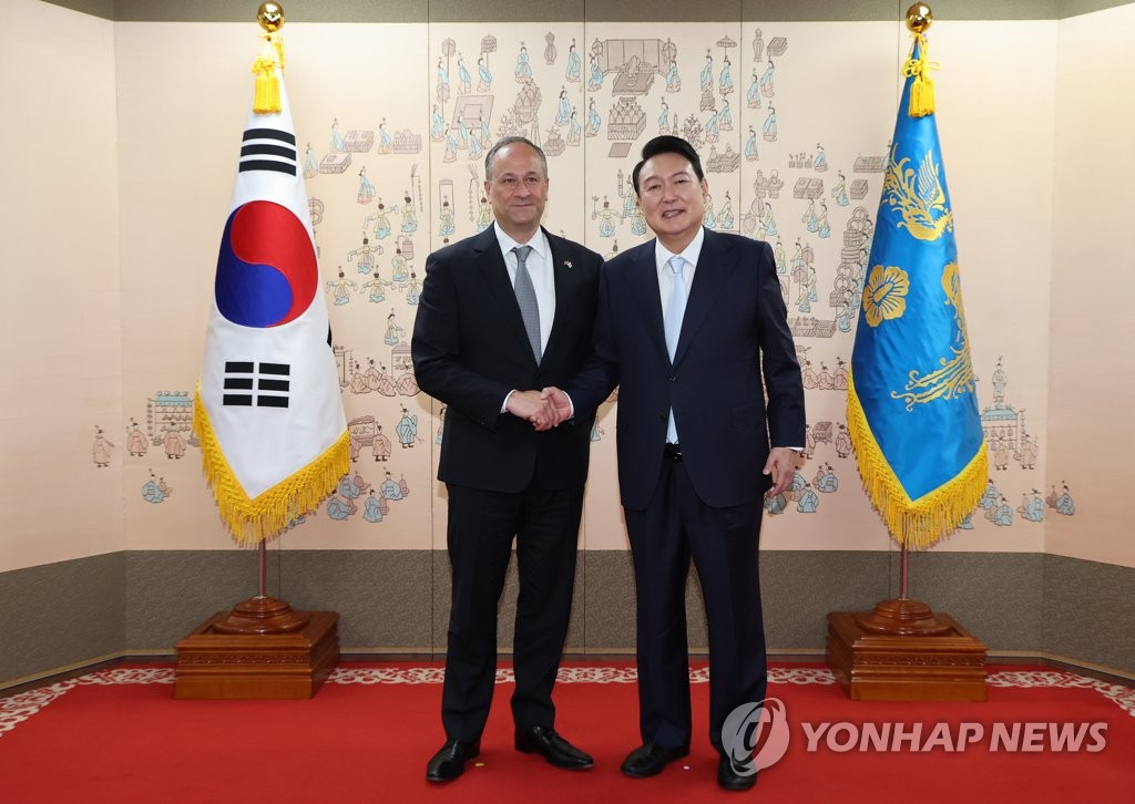 South Korean President Yoon Suk-yeol (R) poses for a photo with U.S. second gentleman Douglas Emhoff at his office in Seoul on May 10, 2022. Emhoff and his congratulatory delegation attended Yoon's inaugural ceremony earlier in the day. (Yonhap)