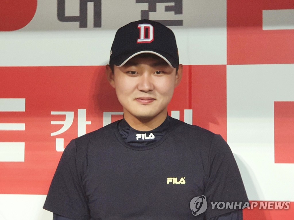 취재진과 인터뷰하는 정철원
