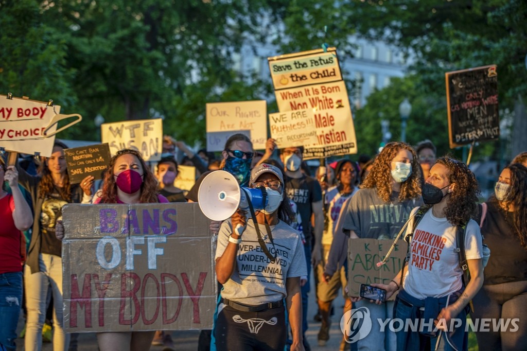 워싱턴DC서 시위 이어나가는 낙태권 찬성 시민들