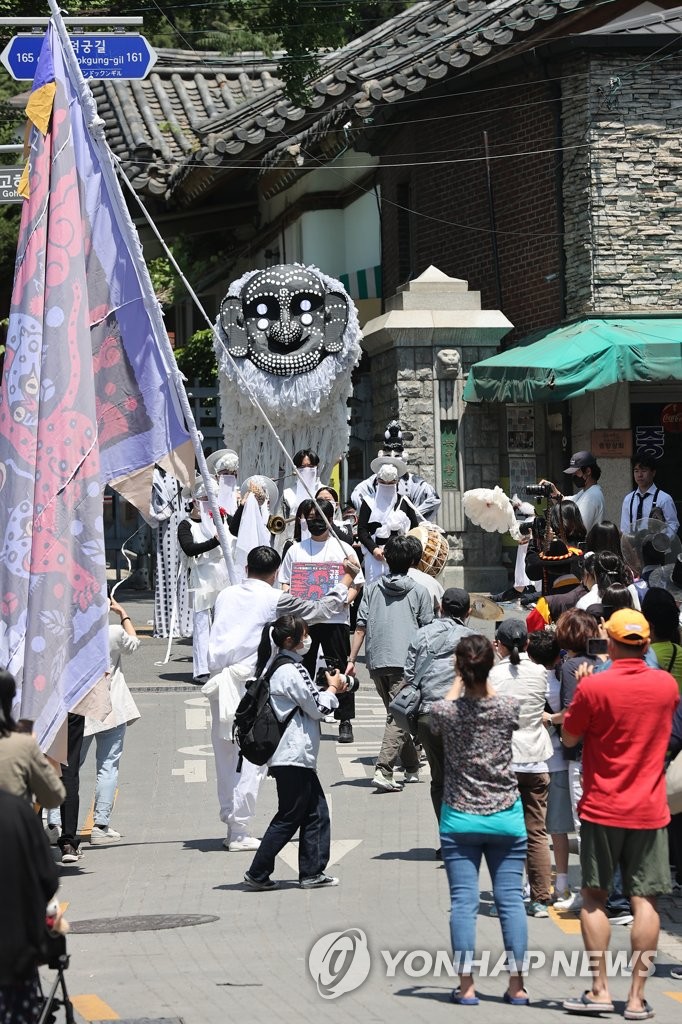 Exorcism parade for pandemic-hit merchants