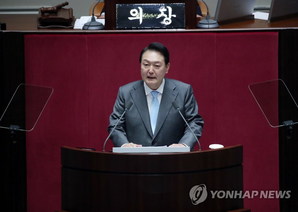 La foto, tomada el 16 de mayo de 2022, muestra al presidente surcoreano, Yoon Suk-yeol, pronunciando su primer discurso presupuestario, en la Asamblea Nacional, en Seúl.