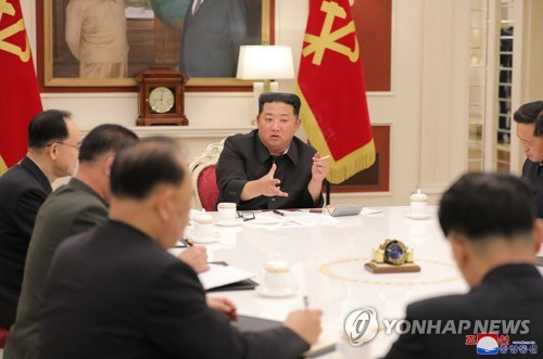 (AMPLIACIÓN) El líder norcoreano critica la respuesta temprana a la pandemia en una reunión clave del politburó
