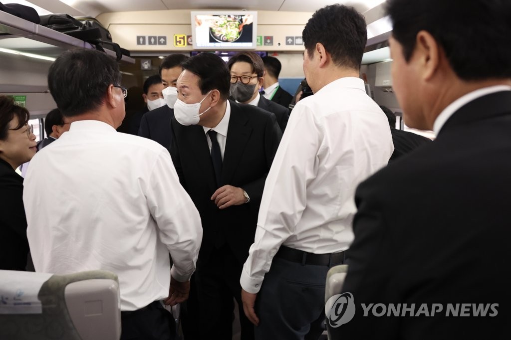광주행 특별열차에서 여당 의원들과 인사하는 윤석열 대통령