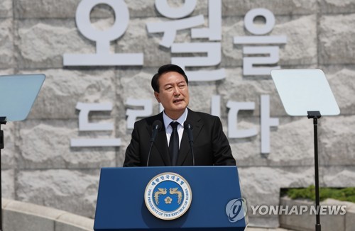 Yoon promete defender el espíritu del levantamiento prodemocrático de 1980