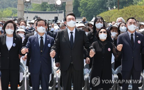 尹대통령 "국민통합의 길 함께"…5·18 민주화운동 기념식 참석