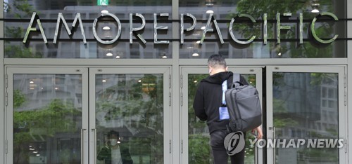 (LEAD) Amorepacific Group's net income drop 29 pct in Q3