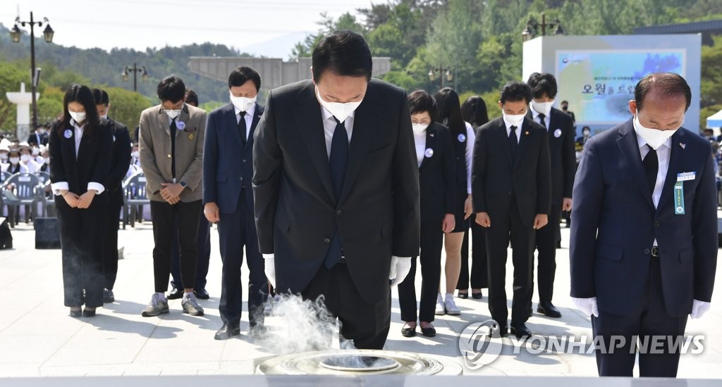 5·18 민주묘지 추모탑 참배하는 윤석열 대통령