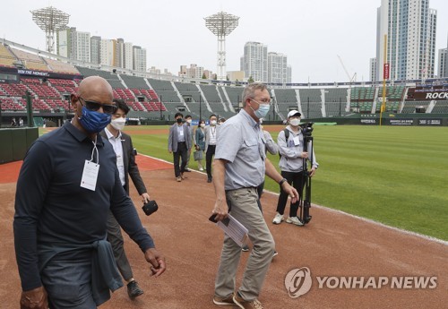 MLB officials in S. Korea