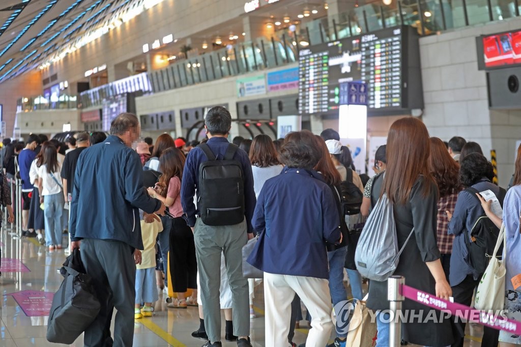 '주말을 앞두고'…나들이객들로 붐비는 김포공항