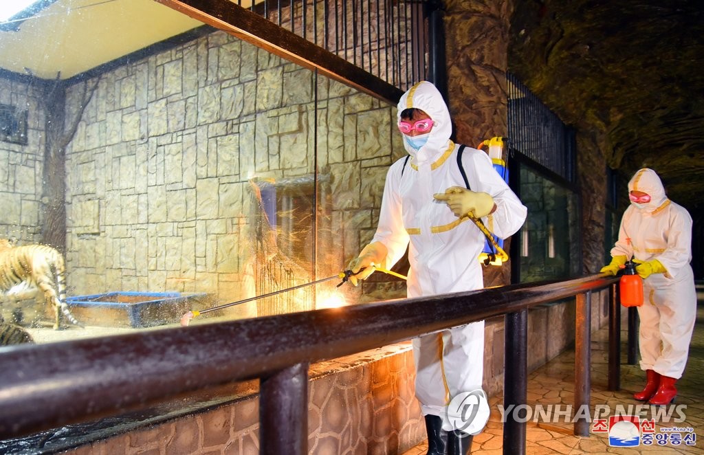 Soldados norcoreanos desinfectan un zoológico