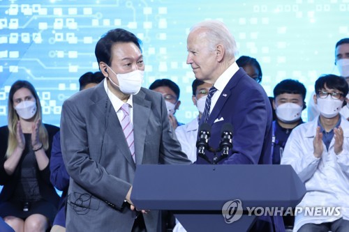 Yoon y Biden en la planta de chips de Samsung