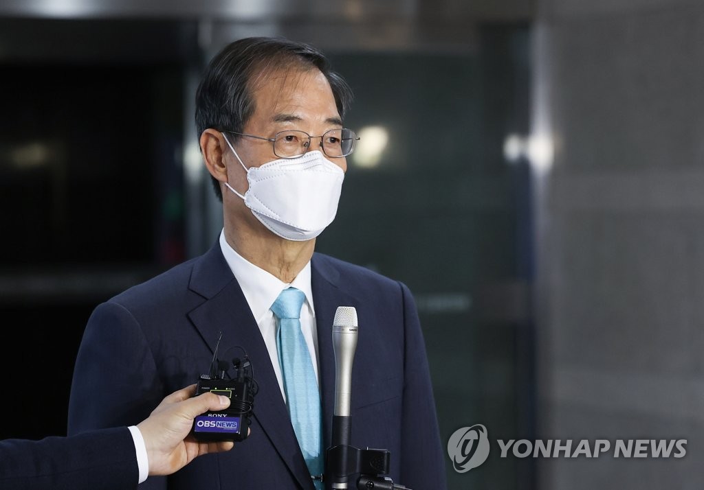 Le désigné Han Duck-soo s'adresse aux journalistes dans son bureau temporaire près du complexe gouvernemental à Séoul après que sa nomination a été confirmée par l'Assemblée nationale le vendredi 20 mai 2022. 