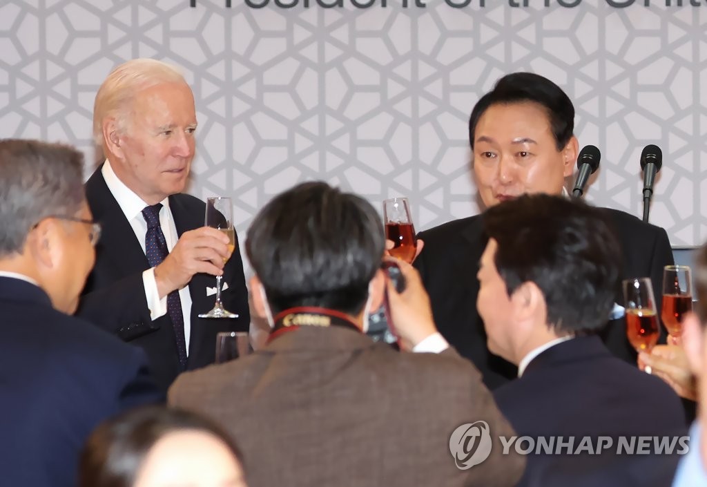 President Yoon Suk-yeol (R) and U.S. President Joe Biden (L) share a toast during a state dinner at the National Museum of Korea in Seoul on May 21, 2022. (Yonhap)