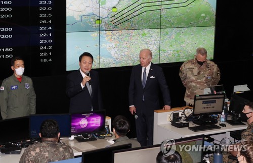 韓国の尹錫悦（ユン・ソクヨル）大統領（中央左）と米国のバイデン大統領（同右）は５月２２日、ソウル南方の烏山米空軍基地を訪れ、朝鮮半島全域の航空作戦を指揮する韓国空軍作戦司令部の航空宇宙作戦本部（ＫＡＯＣ）を視察した＝（聯合ニュース）