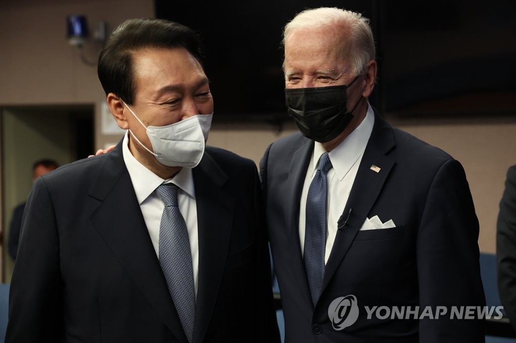 This file photo, taken May 22, 2022, shows President Yoon Suk-yeol (L) and his U.S. counterpart, Joe Biden, visiting an Air Force unit in Pyeongtaek, 70 kilometers south of Seoul. (Yonhap)