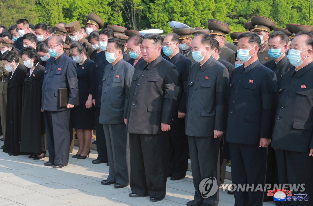 북한 김정은, 현철해 마지막 길 '직접 운구'로 배웅