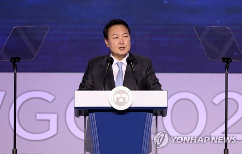 Yoon calls for right mix of nuclear power, renewable energy, natural gas